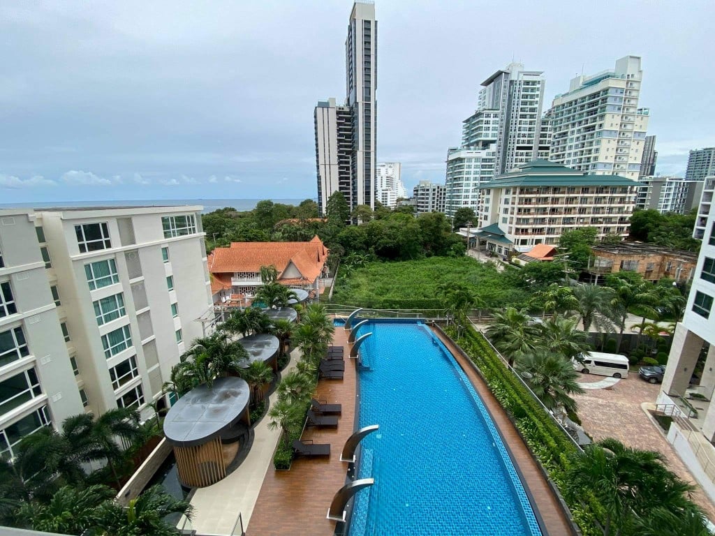 Studio Condo facing Pool view for Sale at Pratamnak