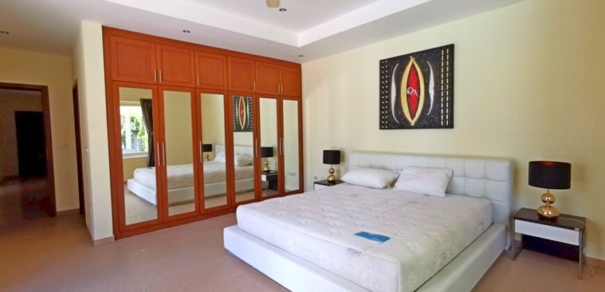 Pool Villa with 3 Bedrooms For Sale Or Rent at Siam Royal View