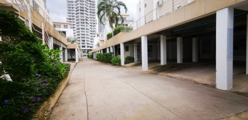 <strong></noscript>Unique ground-floor penthouse on absolute beachfront</strong>