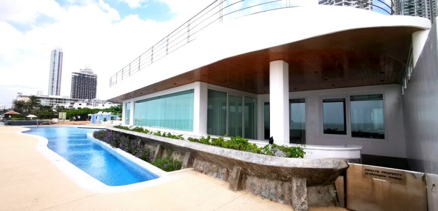 <strong>Unique ground-floor penthouse on absolute beachfront</strong>