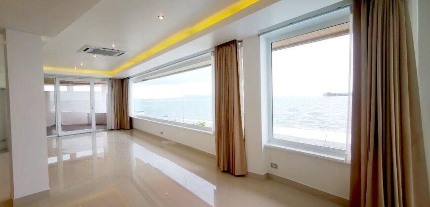 <strong></noscript>Unique ground-floor penthouse on absolute beachfront</strong>