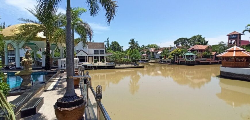 Unique Pool-Villa with Private Mooring Dock