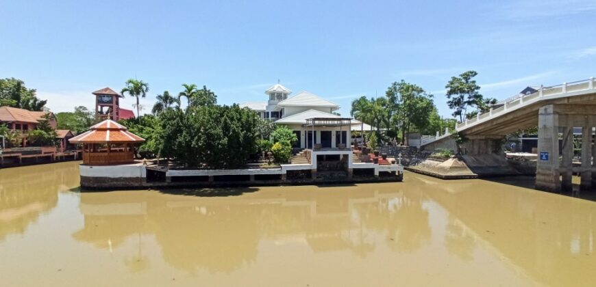 Unique Pool-Villa with Private Mooring Dock