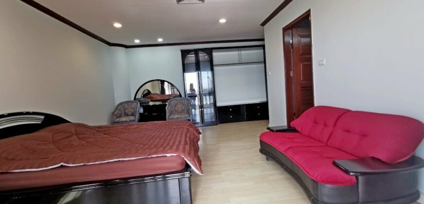 Beachfront condo for rent at Wongamat