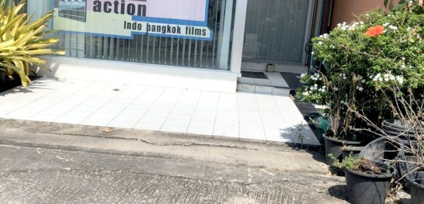 Commercial building for sale