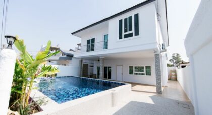 Pool Villa 5 Bedrooms For Sale in South Pattaya